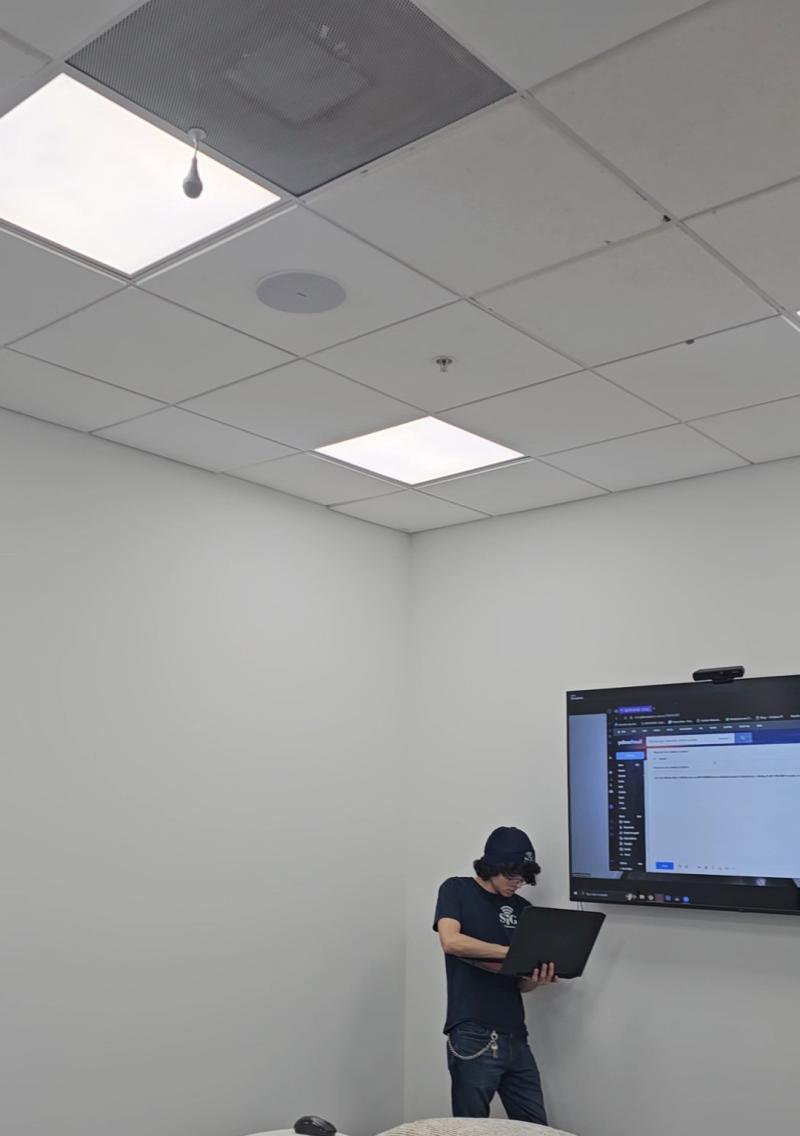 Huddle room with USB conference camera and integrated speakers